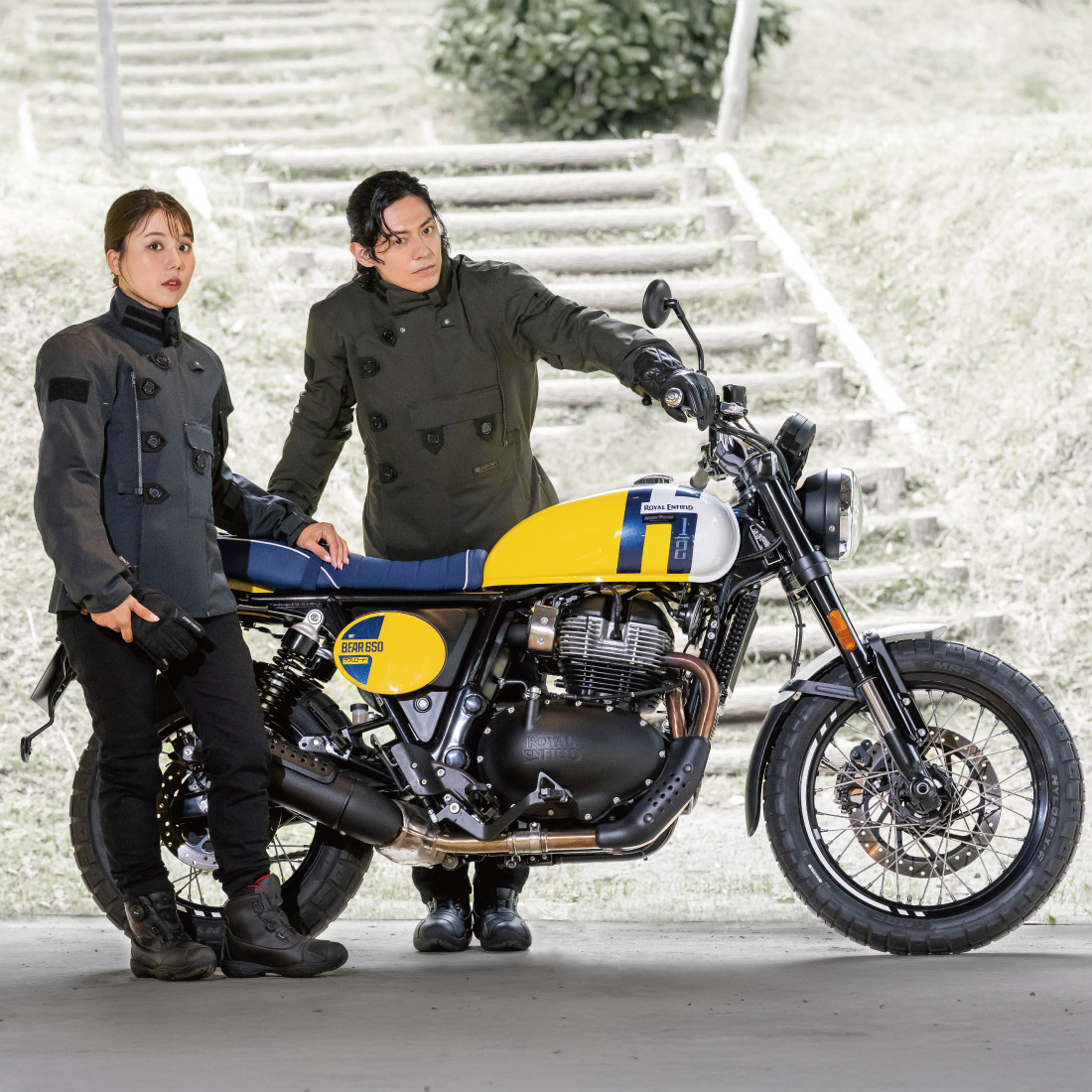 『RR7755 プリマロフト®ダブルフェイスオールシーズンジャケット』。着用モデルは、小野木里奈(右)、森公平(左)