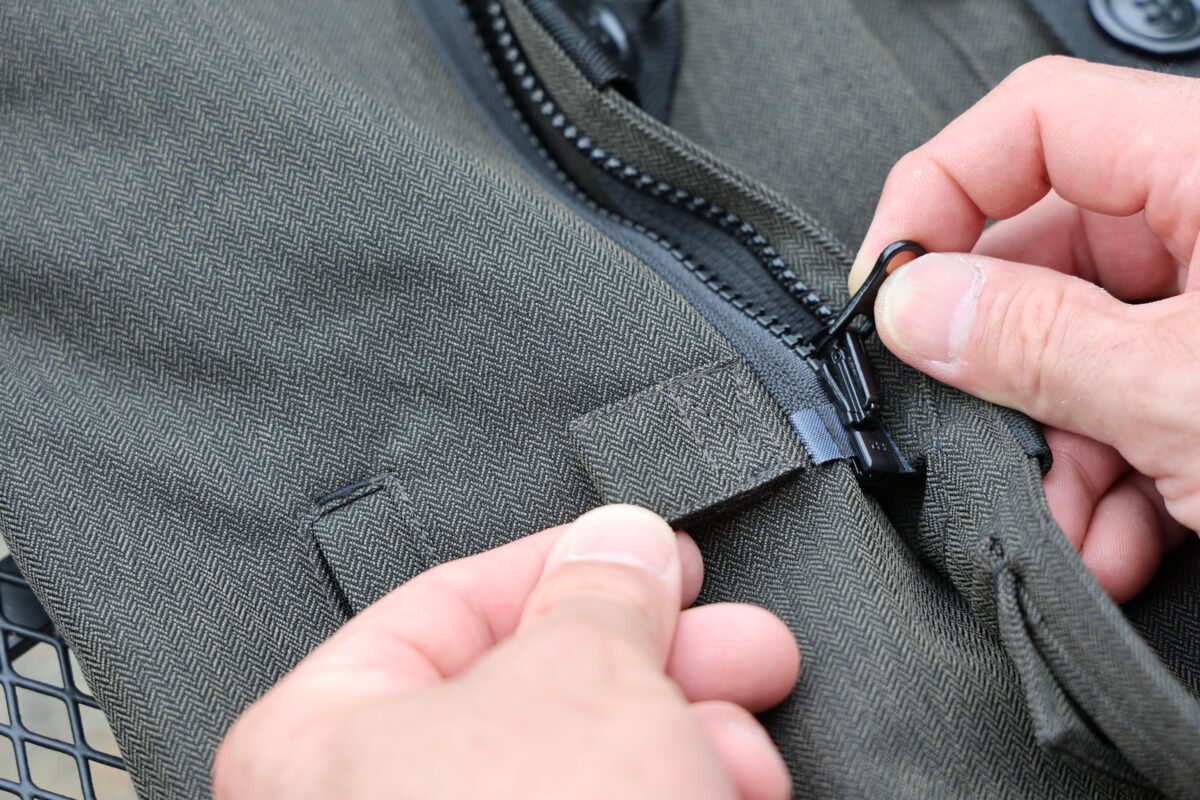 「ミリタリーフェイス」&「ライディングフェイス」の2つのフェイスの切り替えが着用したままでもしやすいようジョイントファスナー部分には持ち手が付けられている。