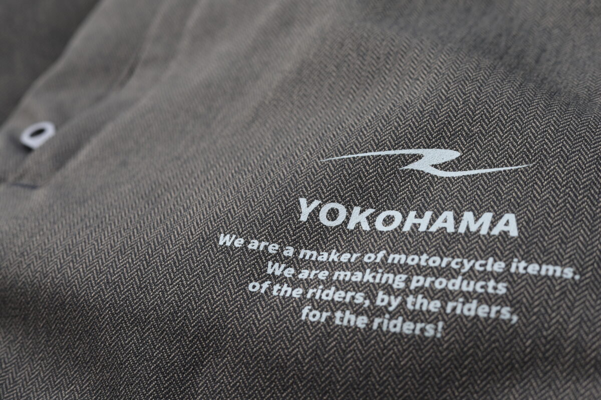 アウターの生地はソフトなヘリンボーン柄を使用し、ネイキッドはもちろんクラシックなバイクまでデザイン的に合わせやすい。