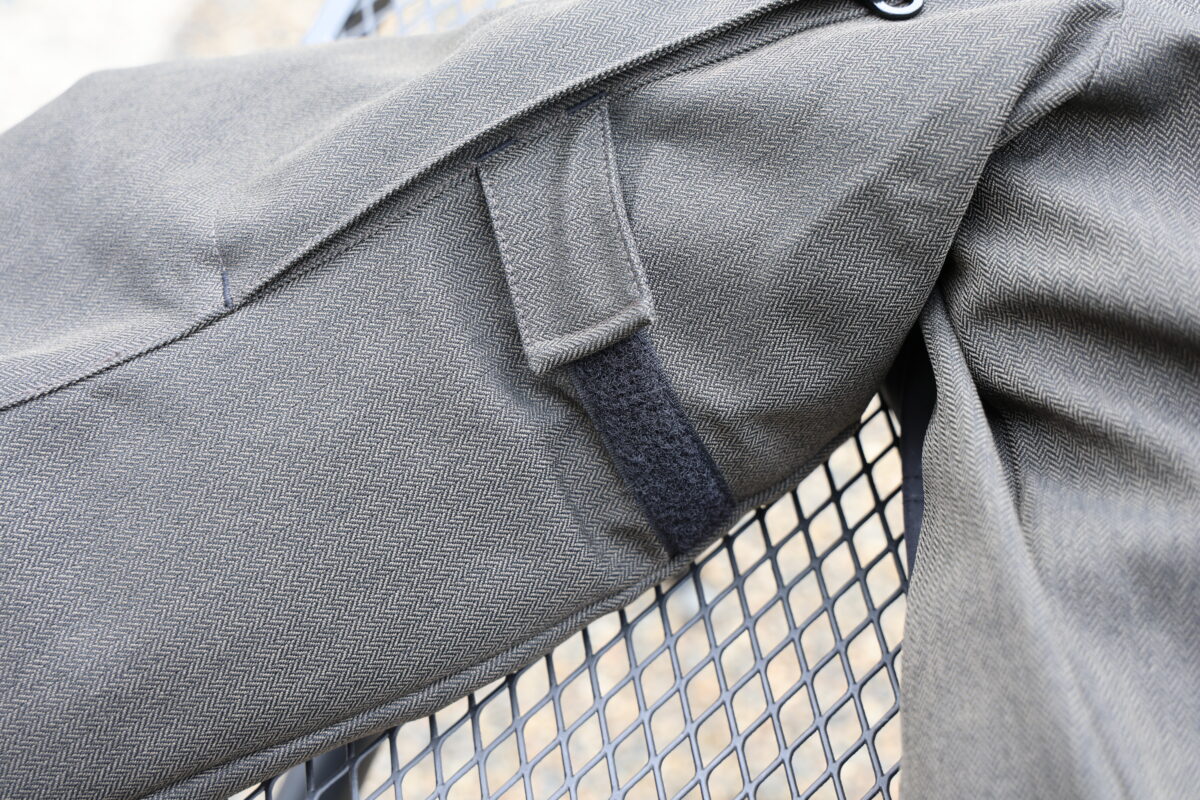 腕に2箇所、脇にもアジャスターを備えており、体型やインナーの有無などに合わせて生地のあまり具合を調整可能。