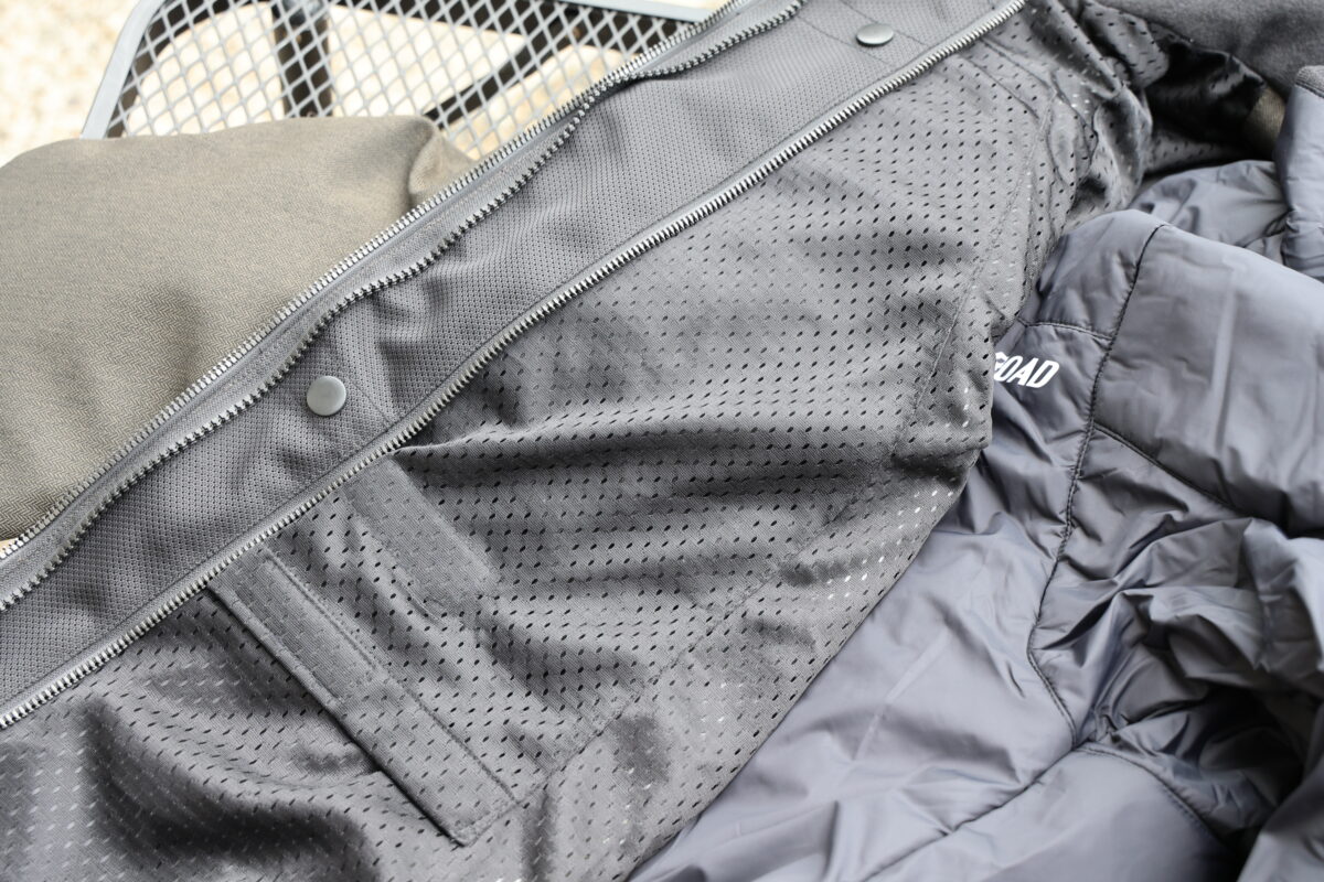 肩・肘・背中パッドを標準装備している他、別売りの胸部プロテクターも装着可能。プロテクターの大きさに合わせて高さを調整するためのベルクロも複数装備している。