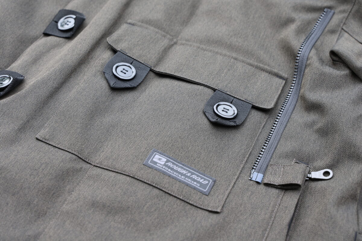 デザイン的要素も大きい「ミリタリーフェイス」の大容量フロントポケット。