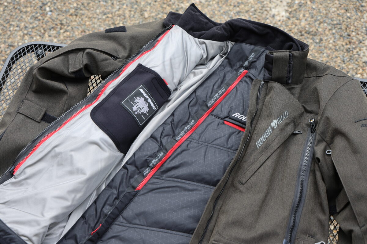 『RR7995 WGプリマロフト®チタンインナージャケットカフ付き』は単体着用ができる他、ラフアンドロード製ライディングウエアに付属するインナーと交換して防寒性をアップすることができる。