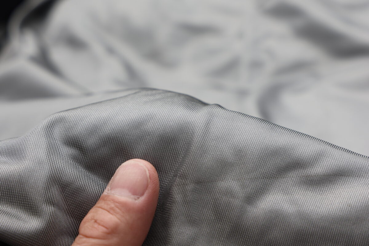 裏地にチタンを蒸着させたトリコットチタンスパッタリング加工を施したことで体温をより効果的に反射。『プリマロフト®』との組み合わせで別格の保温力を手に入れている。