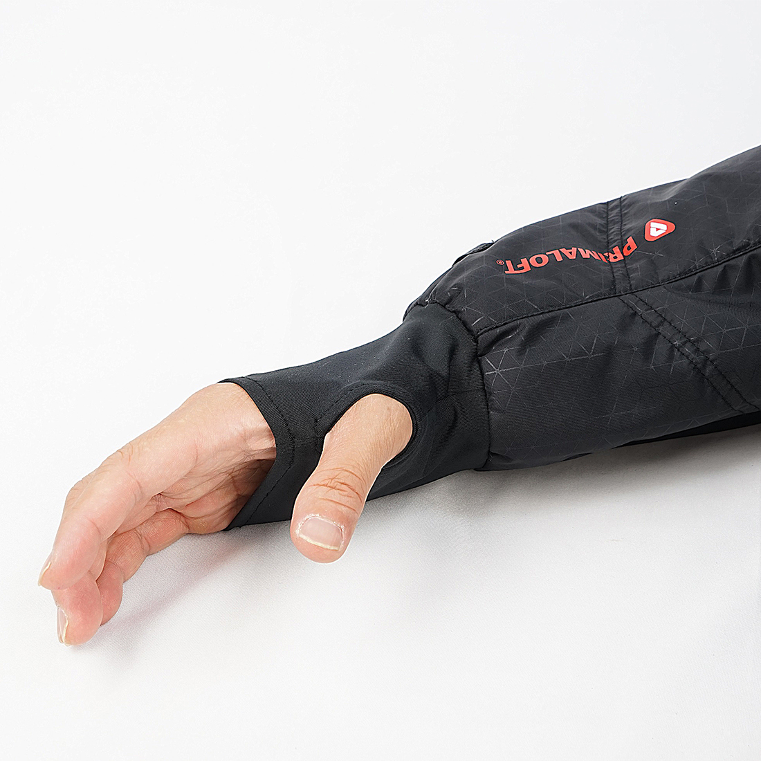 『RR7995 WGプリマロフト®チタンインナージャケットカフ付き』は、その名のとおり袖口に伸縮性のあるサムホール付きのカフを採用。カフのない『RR7992 WGプリマロフト®チタンインナージャケット(20,900円/税込)』もある。