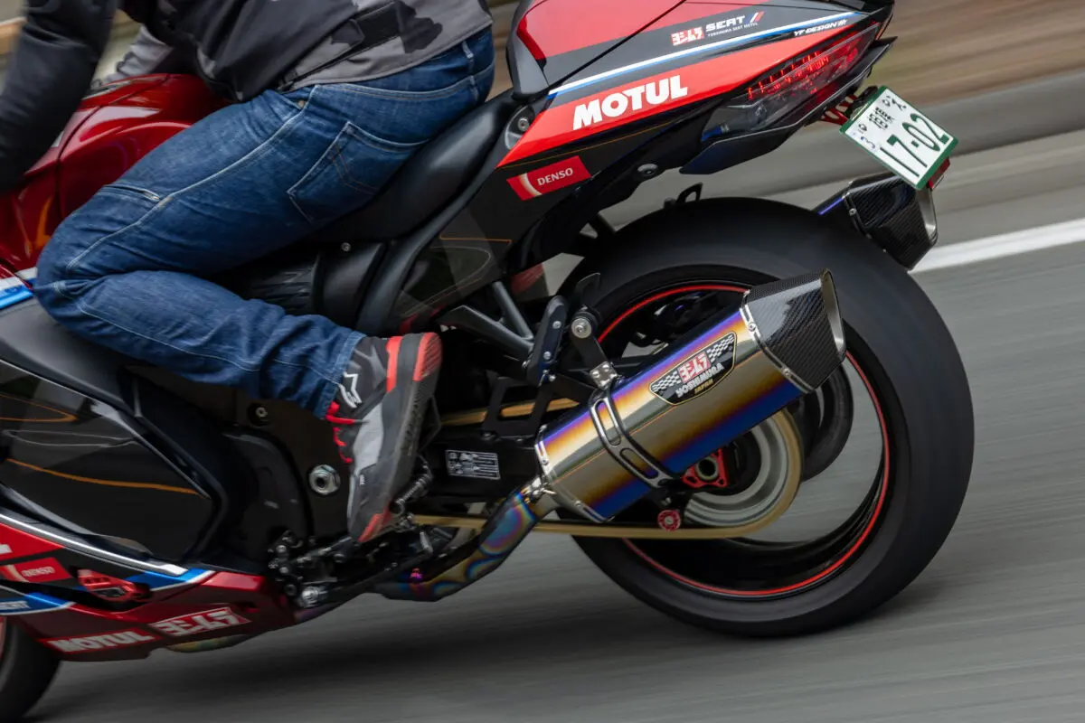 ヨシムラが誇る“もうひとつの代表作”ハヤブサ専用左右2本出しマフラー