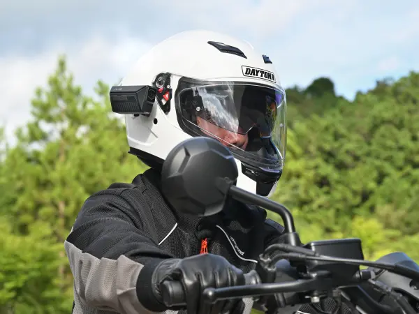 ヘルメット装着型ドラレコ登場 「MiVue MP20」で前後録画を手軽に