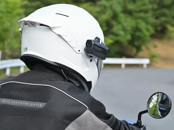 ヘルメット装着型ドラレコ登場 「MiVue MP20」で前後録画を手軽に