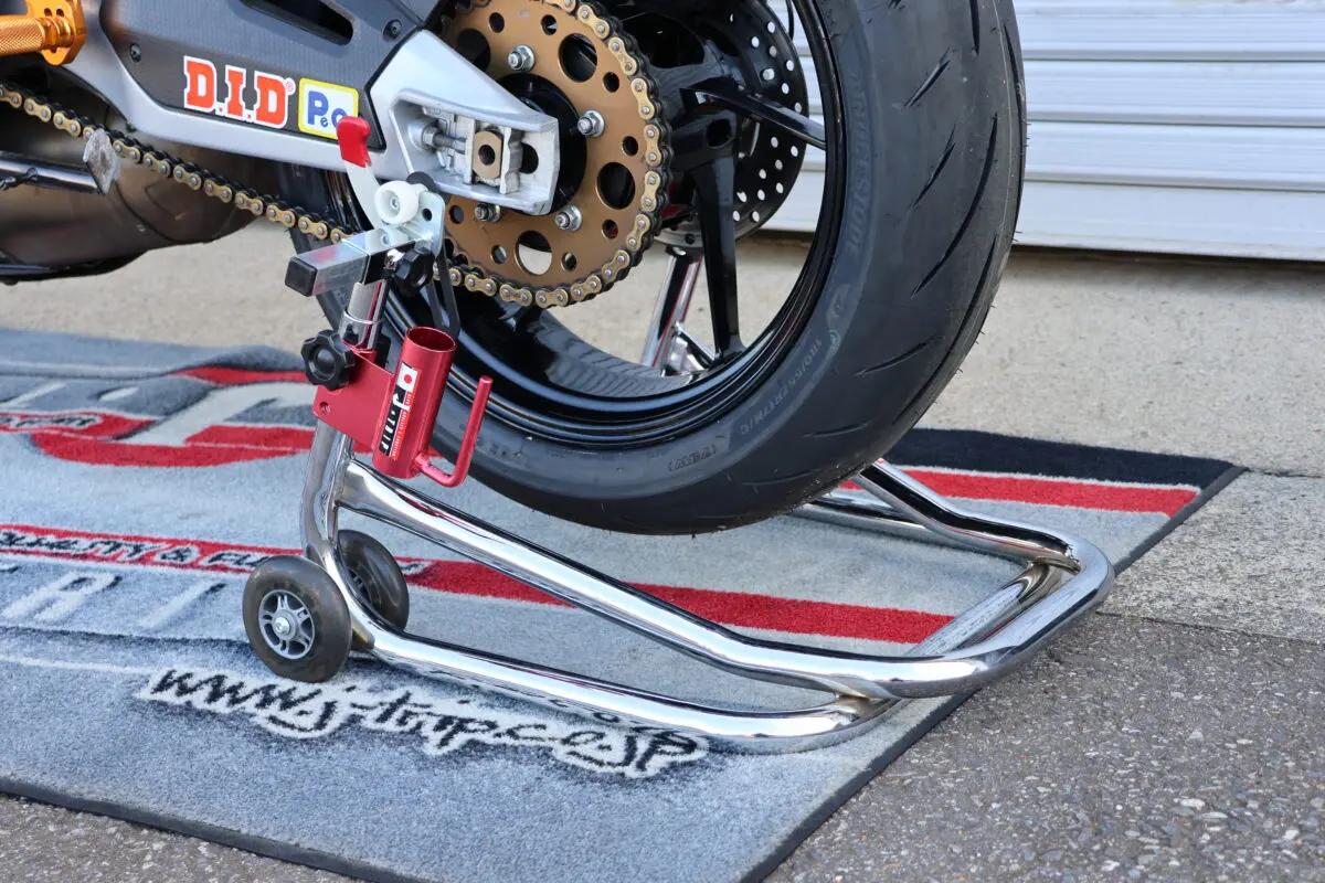 メンテナンススタンド初心者も安心！これがあればバイクのメンテも洗車