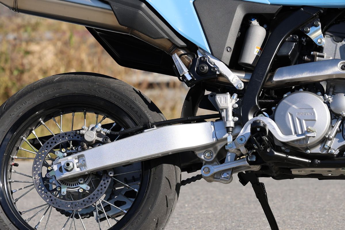 サスペンションは前後ともKYB製でフロントには伸/圧減衰力調整機構、リヤにはプリロード+伸/圧減衰力調整機構を備える。前後のホイールトラベルはDR-Z4SMがF260/R277mmで、DR-Z4SがF280/R296mm