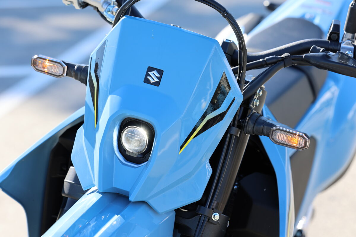 1つの発光部でHI/LOを切り替えらるバイファンクションLEDを採用した新型DR-Z4シリーズは、特徴的なひとつ目のデザインがアイコン。フロント側のウインカーはポジションランプを兼ねている