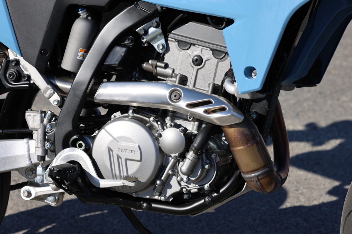 水冷4サイクル単気筒DOHC4バルブのエンジンはピストン、クランクケースと多くのパーツを刷新し、クラッチもアシスト&スリッパークラッチになった。マグネシウム製のシリンダーヘッドカバーは先代から引き継いでいる