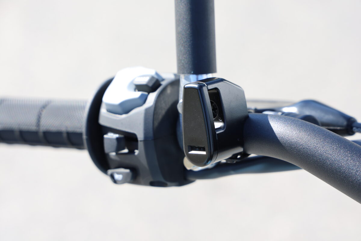 左ハンドルスイッチにあるヘルメットホルダーは日本仕様だけの特別装備。オフロードモデルだけにヘルメットホルダーが車体後部ではなくハンドル回りにあるとドロによるヘルメット汚れも少なくて便利そう