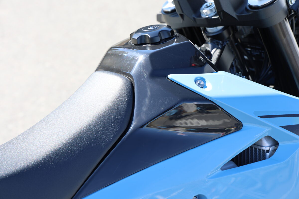 燃料タンク容量は8.7ℓ。先代比で-1.3ℓほど減っているものの、5%の燃費向上がはかられており計算上の航続距離は240〜250kmほど(WMTCモード値燃費:DR-Z4SM 28.8/DR-Z4S 27.7km/ℓ)。メーターには燃料残量2.1ℓと0.8ℓの2段階で警告が出るようになっている