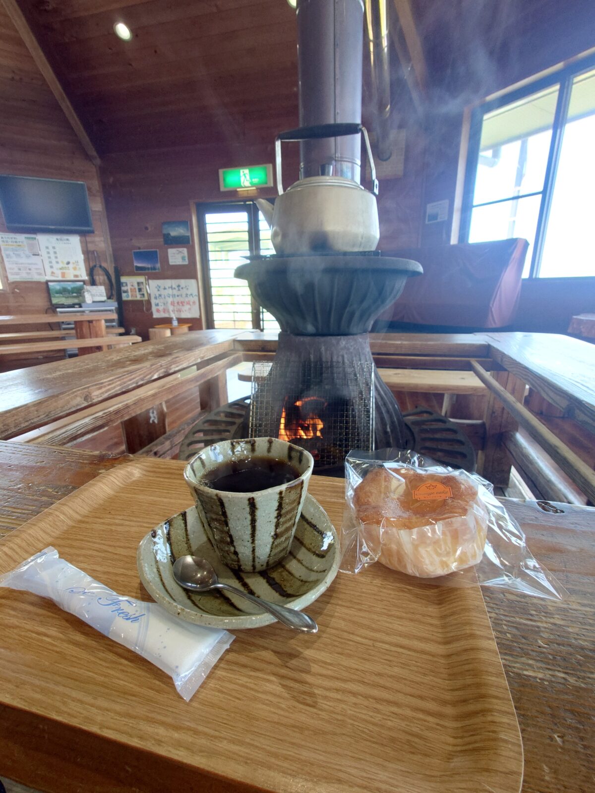 休憩地でストーブに当たる