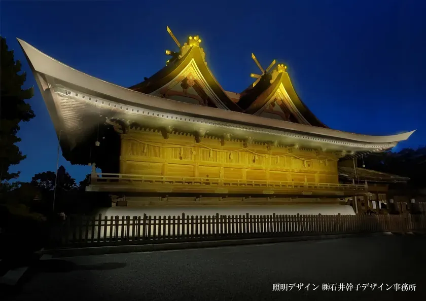 夜にライトアップされた日本の寺院の美しい写真です。