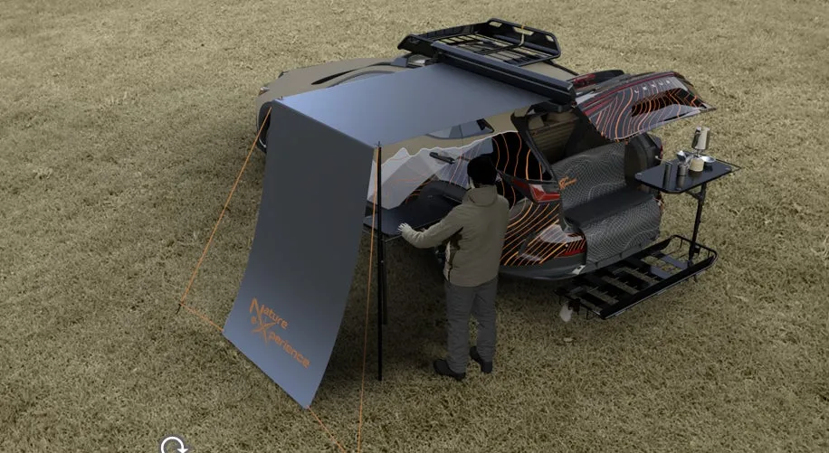 車の後ろにテントが設置され、男性がテントの入り口に立っている様子