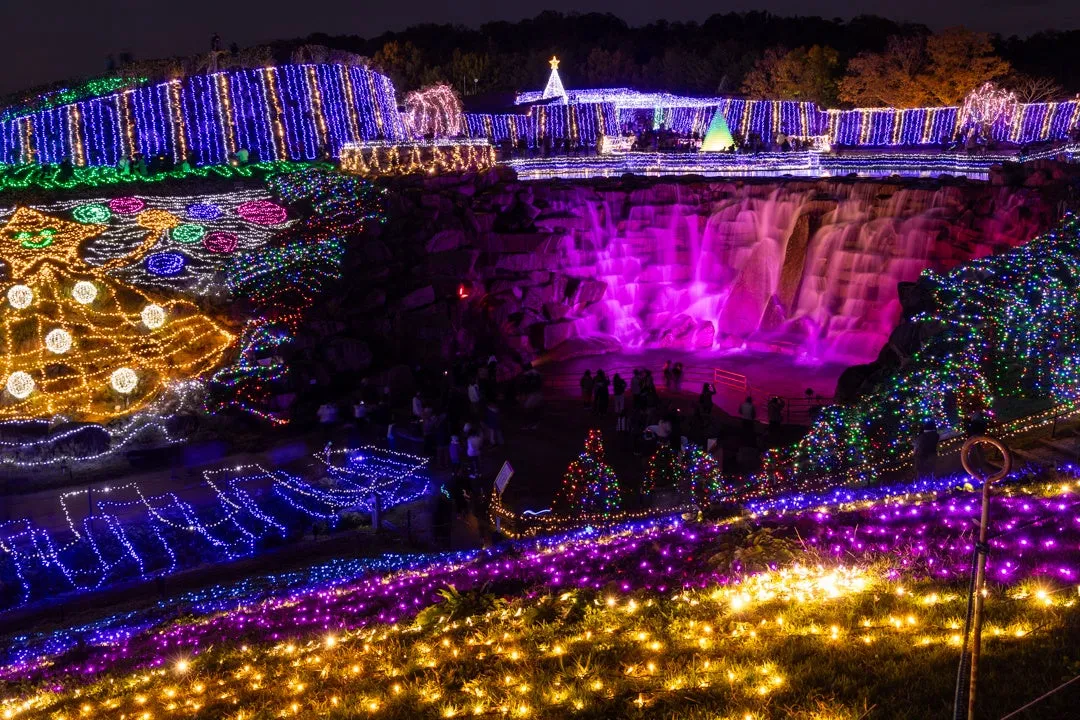 四国八十八景に選定された昇竜の滝のライトアップ