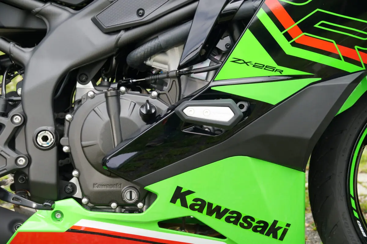 ローダウン仕様の『ZX-25R』に乗れるチャンス！ サスのスペシャリスト