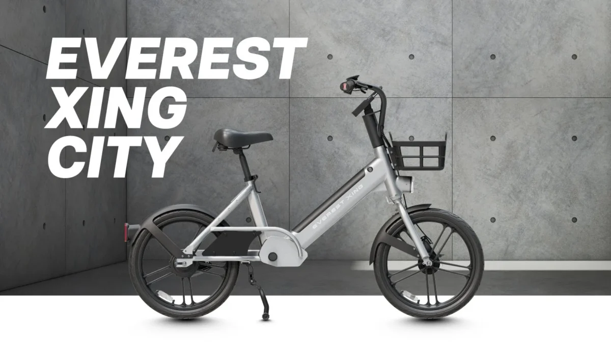 白を基調とした電動アシスト自転車の画像