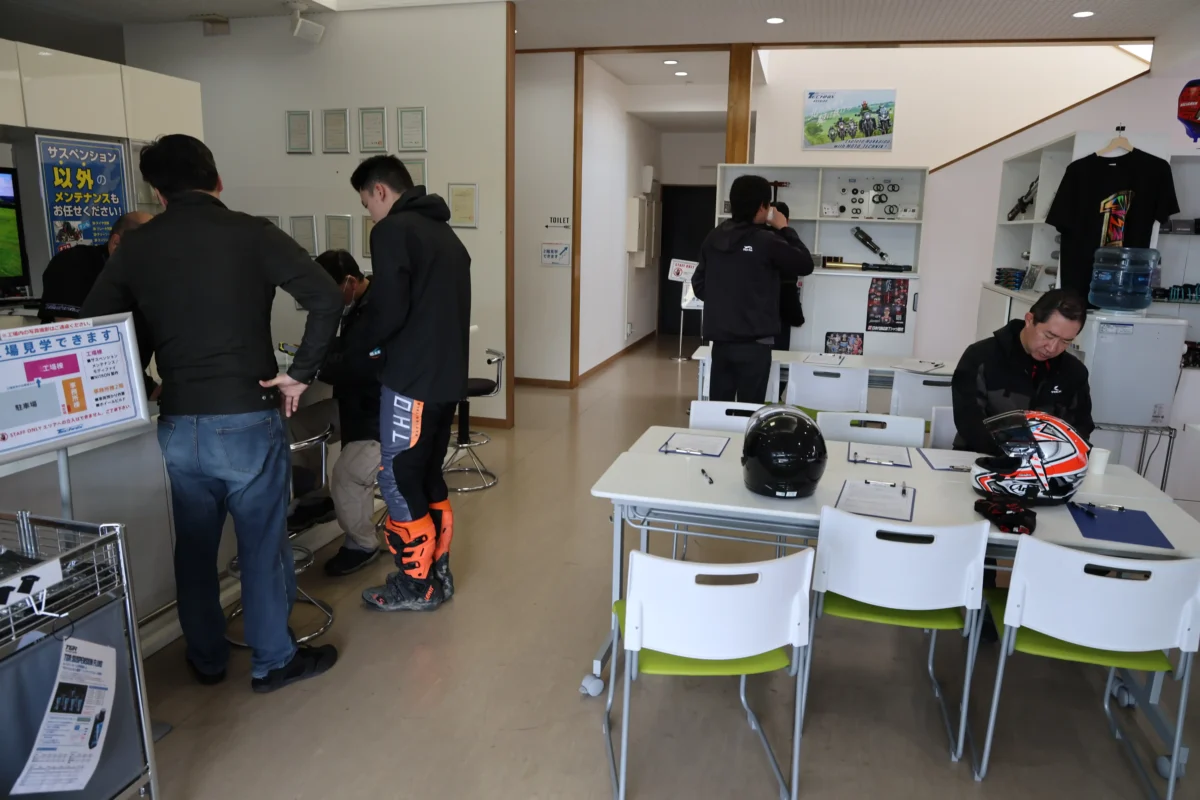 Technix本社での『Technix Demo Day』当日受付の様子。会場に到着したらまずは受付を行い、試乗コースなどの説明を受ける。