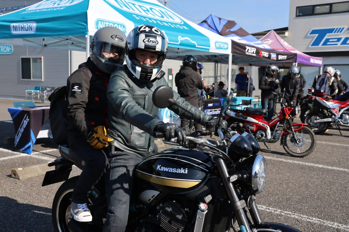 普段からZ900RSで二人乗りをよくするというご夫妻は、“もっと快適に走りたい!”とローダウンされたテクニクスのZ900RSに興味津々!!