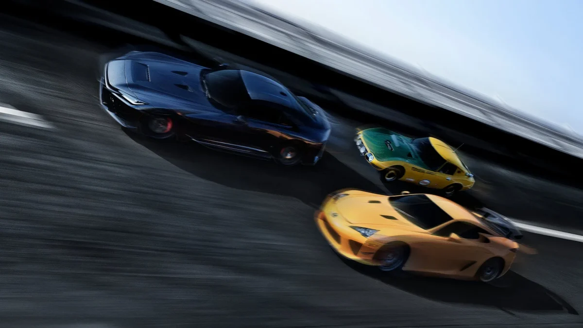 レース中の3台の車の写真。車はすべて動いており、ぼやけた効果があります。