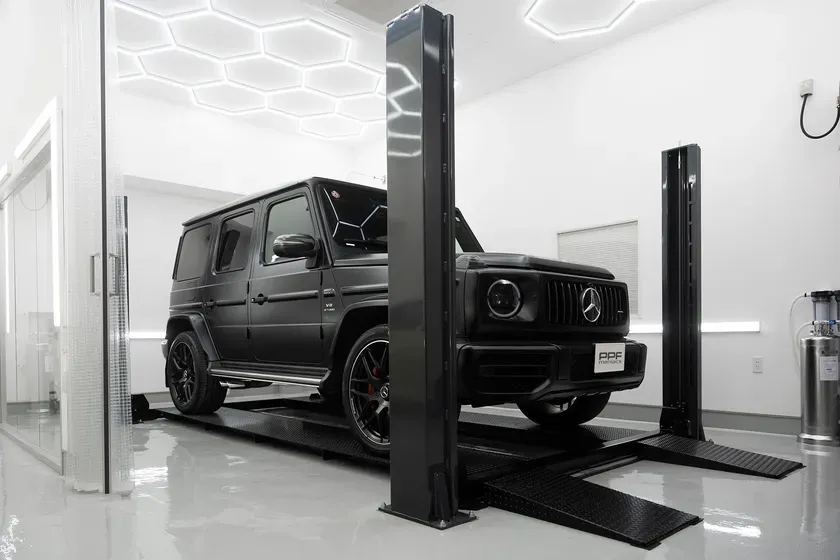 黒いメルセデスベンツGクラスがリフトアップされている様子
