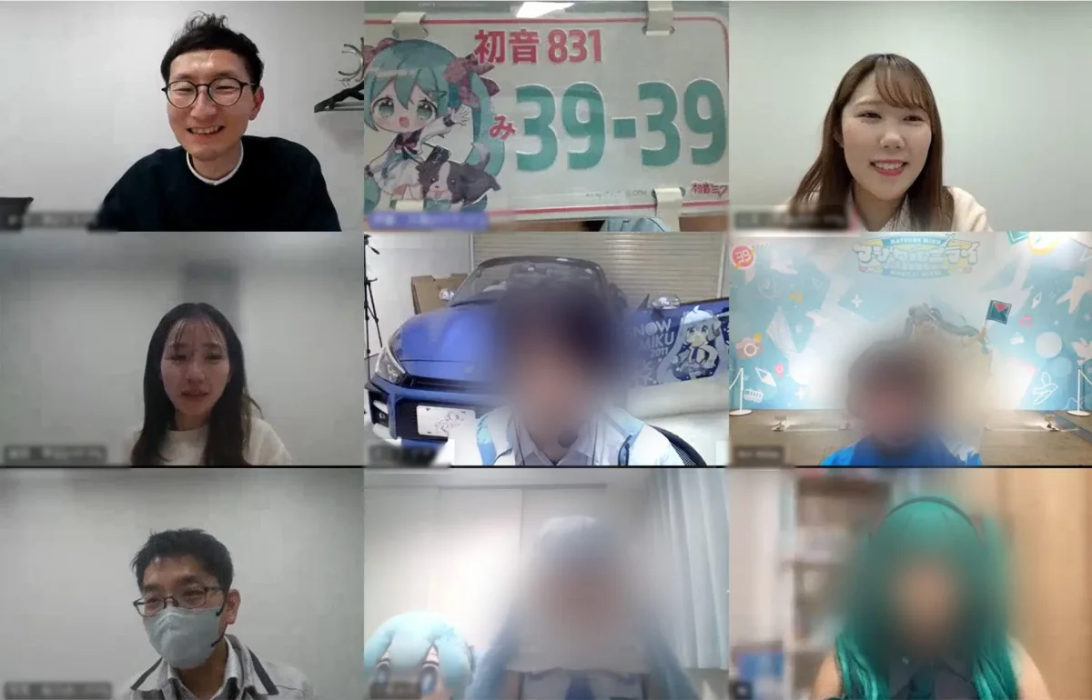 オンライン会議の様子。初音ミク関連のグッズが映り込んでいる。