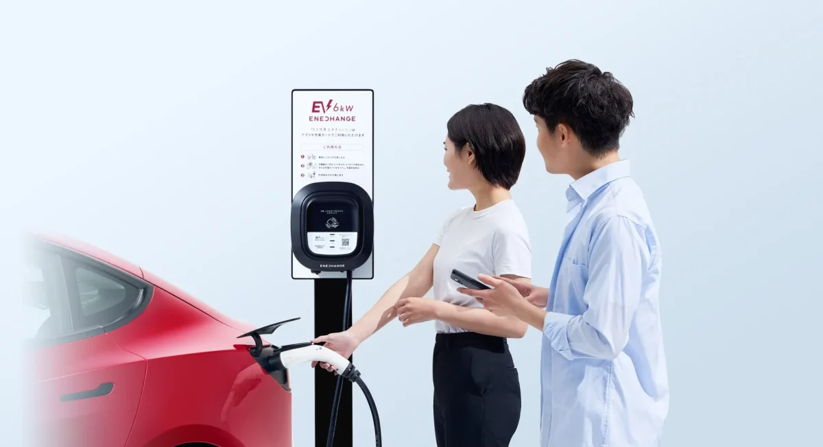 電気自動車に充電をしている様子