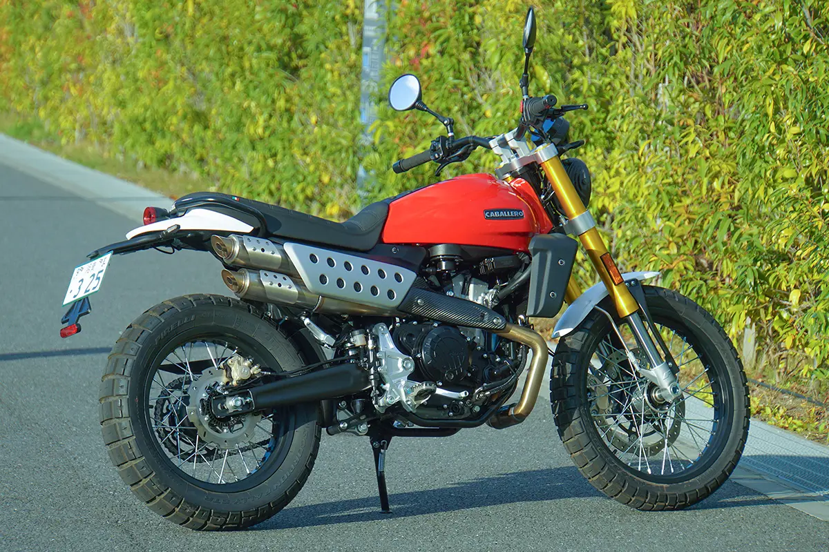 美しさと走りの高性能さを兼ね備えた本格スクランブラーバイクがフル