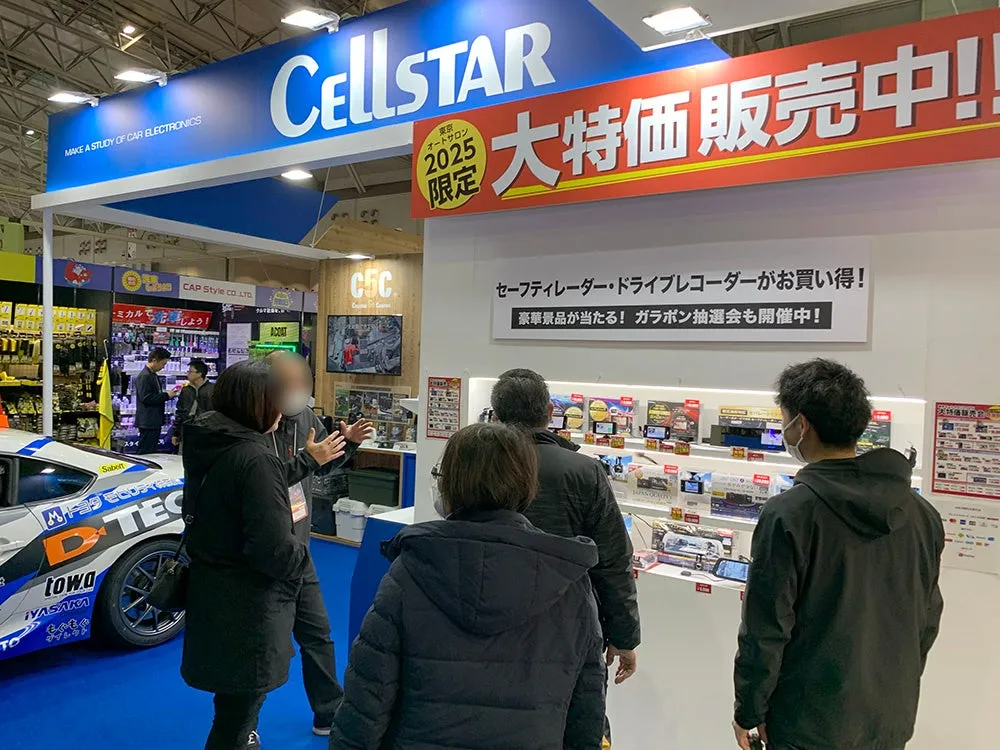 Cellstarのブース。セーフティレーダーやドライブレコーダーがお買い得と書かれている。ガラポン抽選会も行われている。