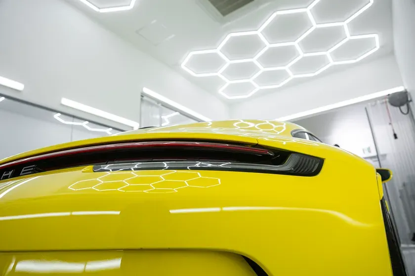 黄色のポルシェのリア部分のクローズアップ
