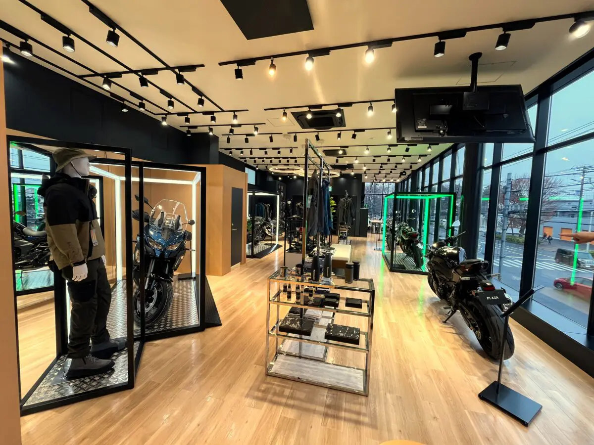 カワサキプラザ千葉中央がリニューアル 木の温もり感じるバイク空間に