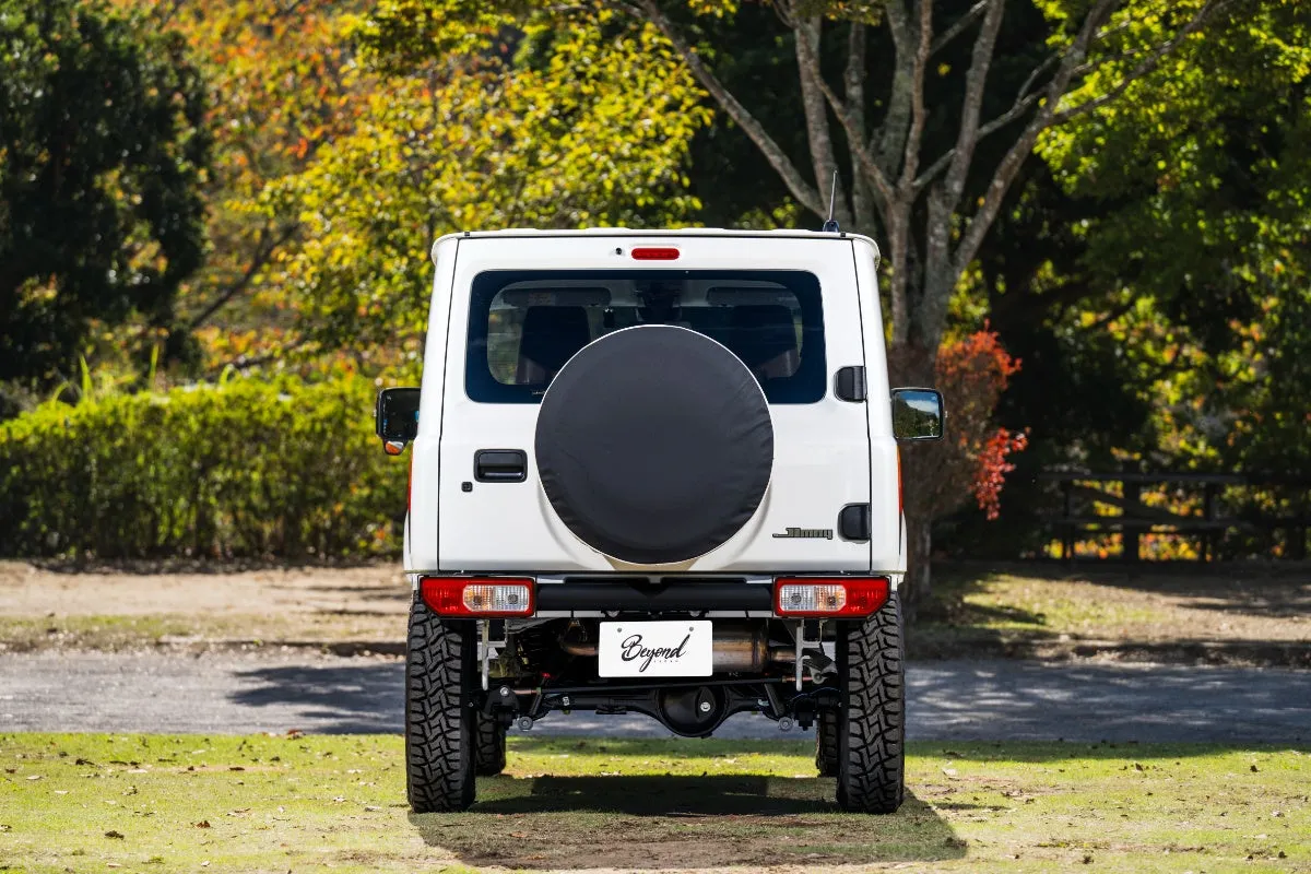 白いジムニーのバックビューの写真です。スペアタイヤが取り付けられ、背面には「Beyond」のロゴが入ったナンバープレートが確認できます。