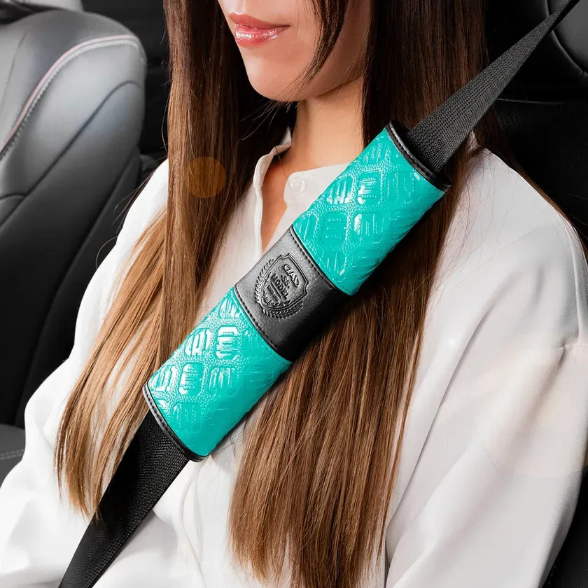 シートベルトにターコイズブルーのエンボス加工が施されたショルダーパッド。