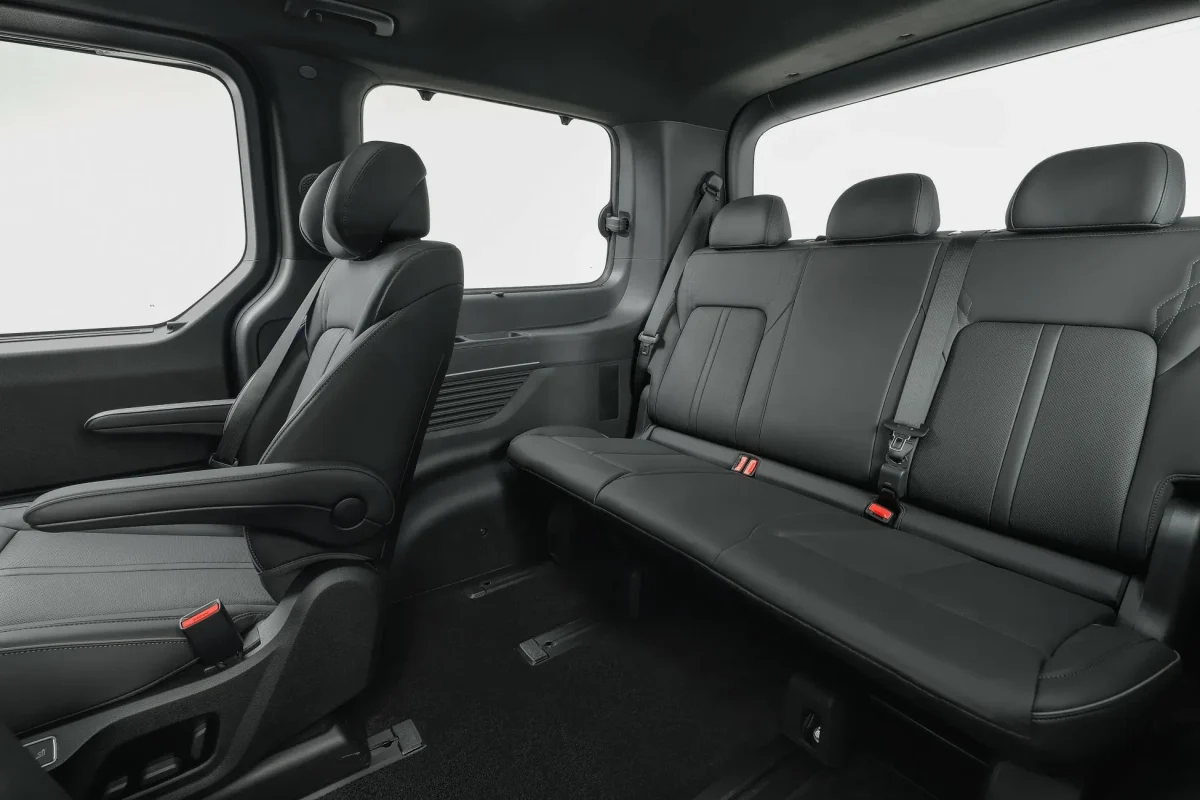 車の内装の写真です。黒色のレザーシートが特徴で、シートベルトやヘッドレストも確認できます。車内は明るく、清潔感があります。