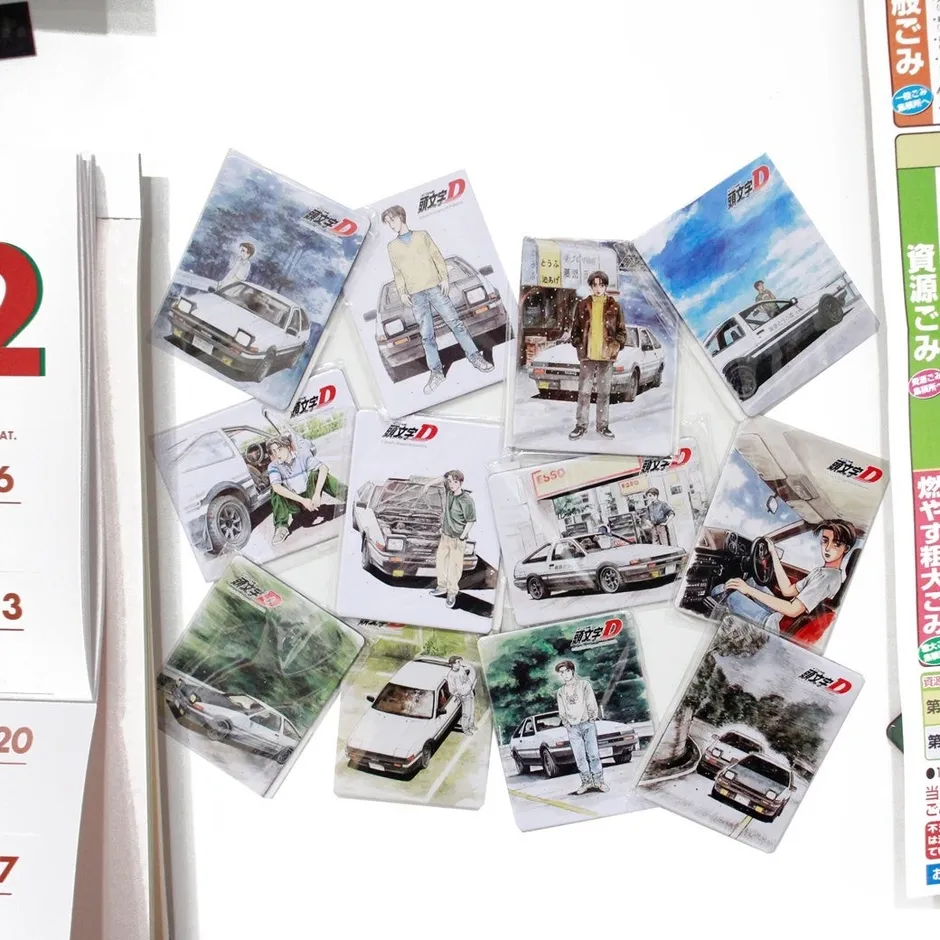 頭文字Dのイラストが描かれたカードが複数枚写っている写真。