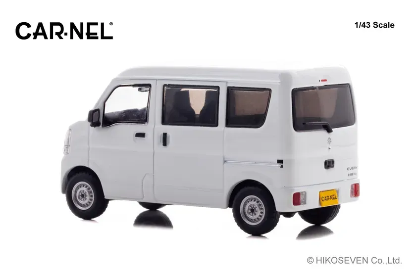 白いミニバンの模型。ブランド名はCAR.NELで、1/43スケール。