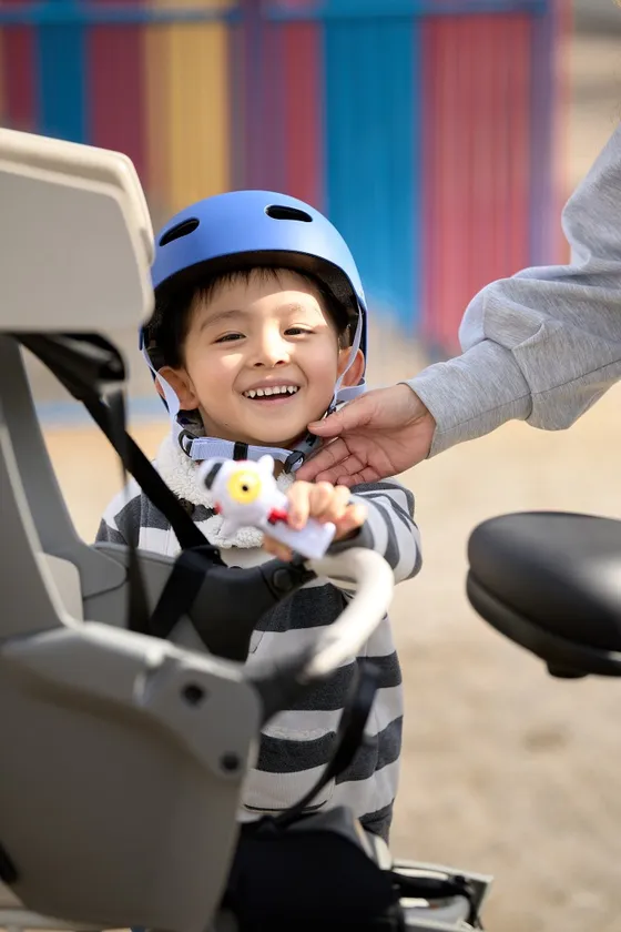 ヘルメットを被る子ども