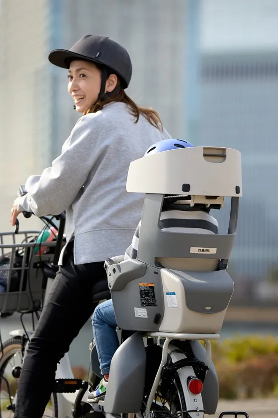 ヘルメットを試着する様子