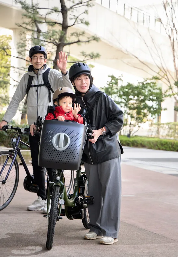 親子で自転車に乗るイメージ