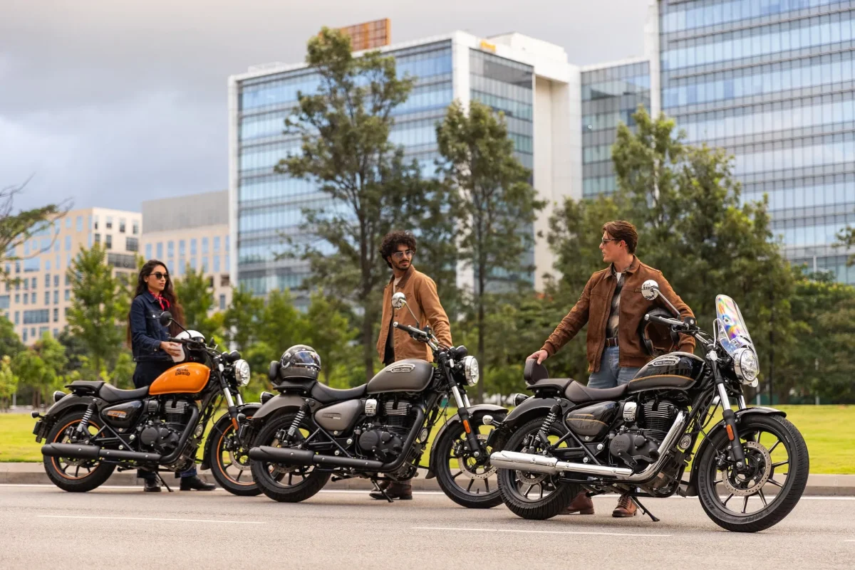 3台のロイヤルエンフィールドのバイクと人物