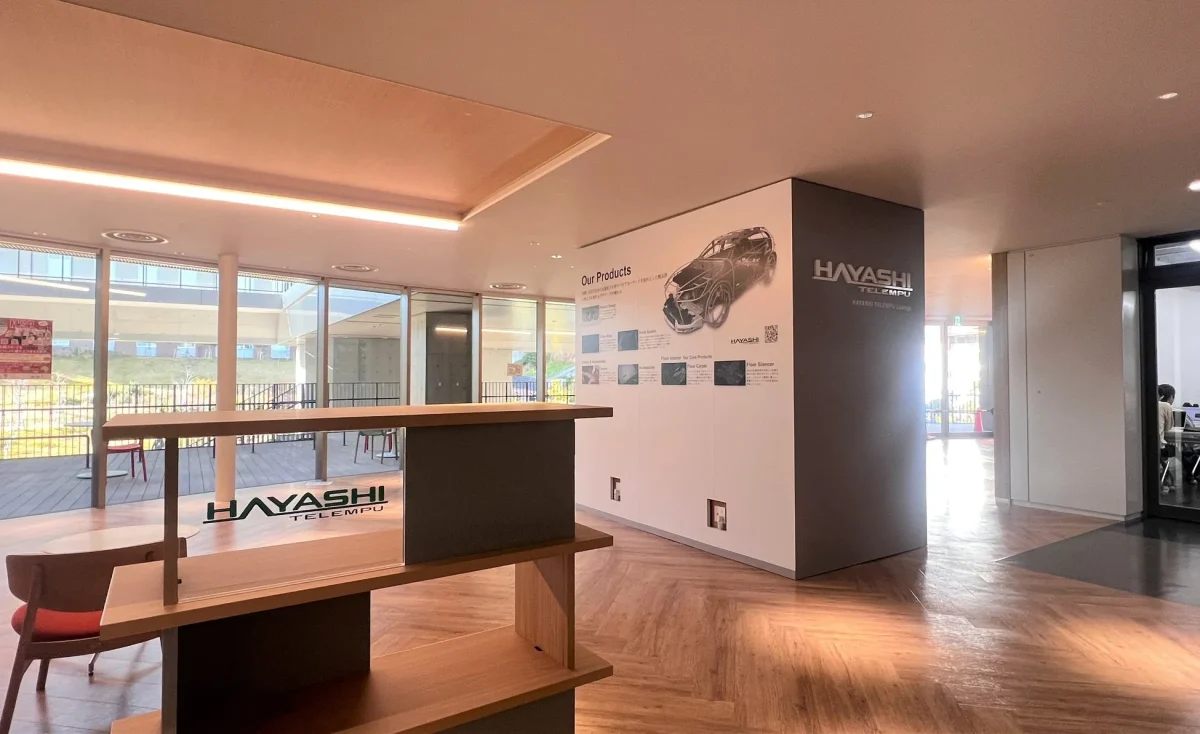 HAYASHI TELEMPUのオフィス内の様子。製品紹介の展示や、受付、休憩スペースなどが見える。
