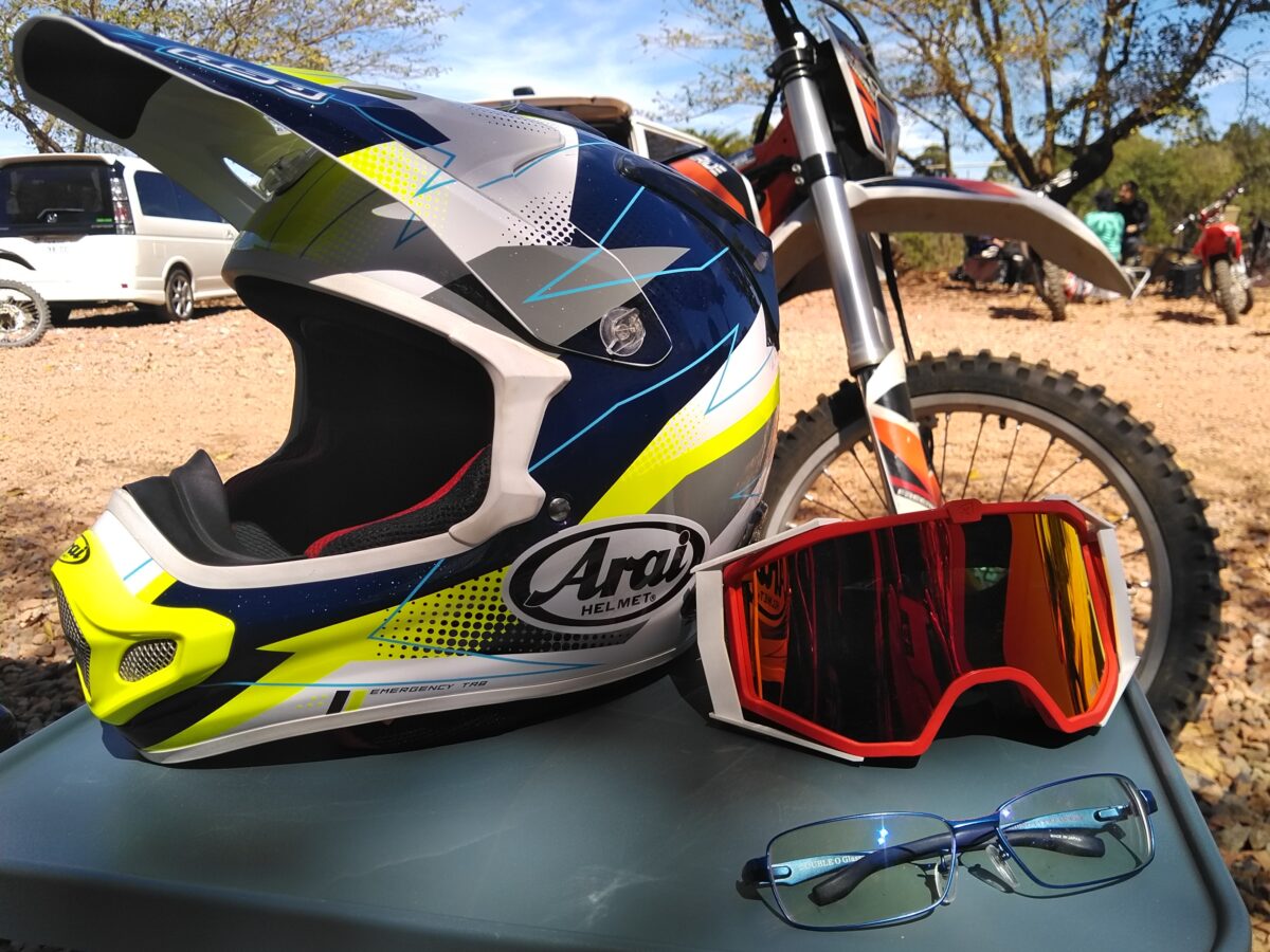 メガネの曇りによる視界不良を嫌い、オフロード走行ではコンタクトレンズを使っていた筆者。ダブルオーグラスギア「RIDINGEYEWEAR」の曇り止めコーティングは強力で激しいオフロード走行でもメガネは曇らず快適！！