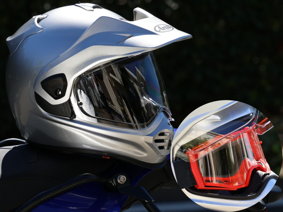 シールド付きのオフロード系ヘルメットであるアライヘルメットのツアークロスVは、オフロード用のゴーグルとの併用が可能。呼気と視野を分断することでより効果的に視界の曇りを防ぐことができる。また雪の付着による視界の悪化がゴーグルの方がシールドよりも遥かに少ない。