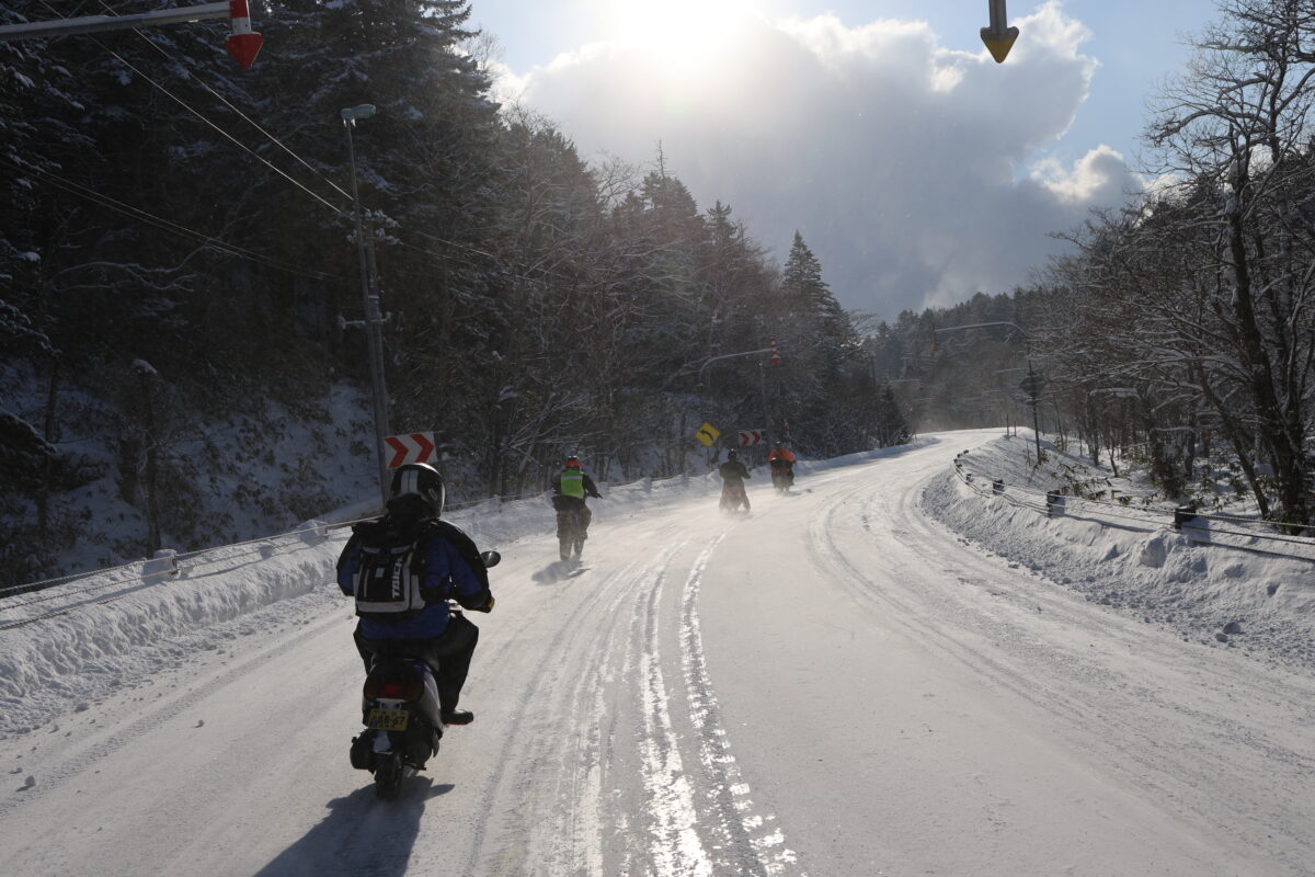 圧雪路やアイスバーンの走行では、路面からの照り返しが強く路面がものすごく見にくくなるのだが、ダブルオーグラスギアの「RIDINGEYEWEAR」をかけていると、路面の凹凸がとても掴みやすく走りやすいことも実感した。