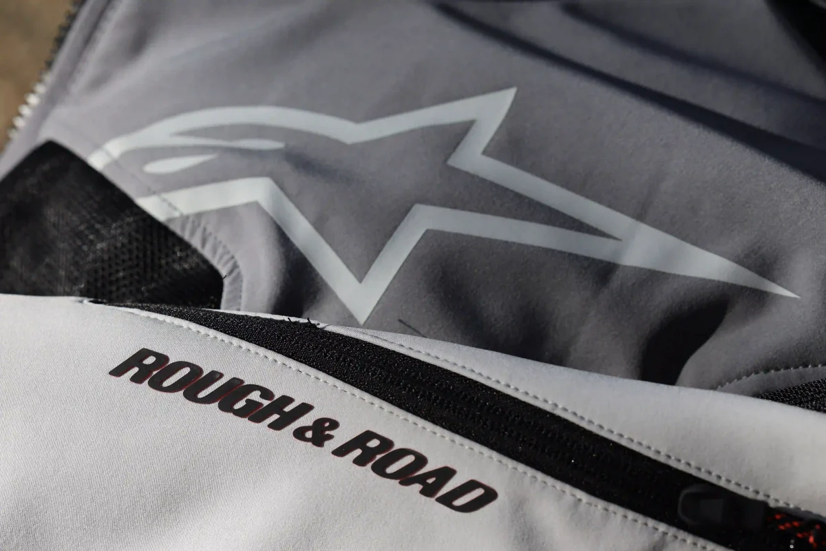 まさか！？　ラフアンドロードとアルパインスターズが奇跡のコラボ！！【alpinestars × ROUGH&ROADの限定コラボ2026春夏アイテム】