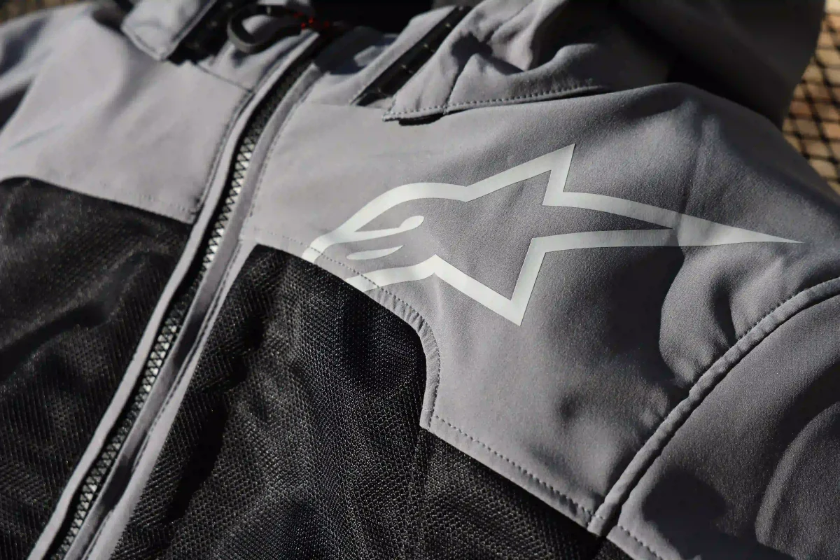 前身ごろには“Aスターマーク”を大きくレイアウト。メッシュパネルを腹部と袖の内側に配し、走行風を取り込む。