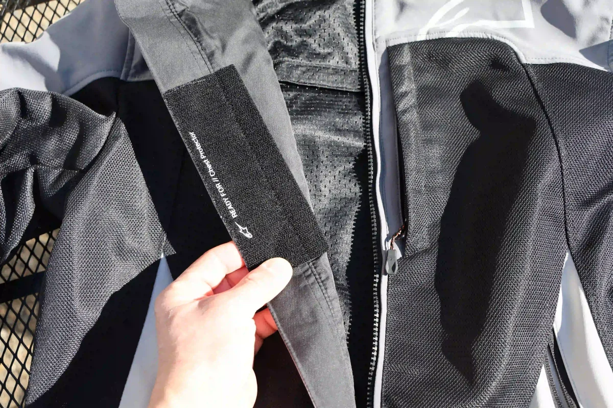 胸部及び背面のプロテクターは別売で、CEレベル1規格のアルパインスターズ製プロテクターが収納可能。